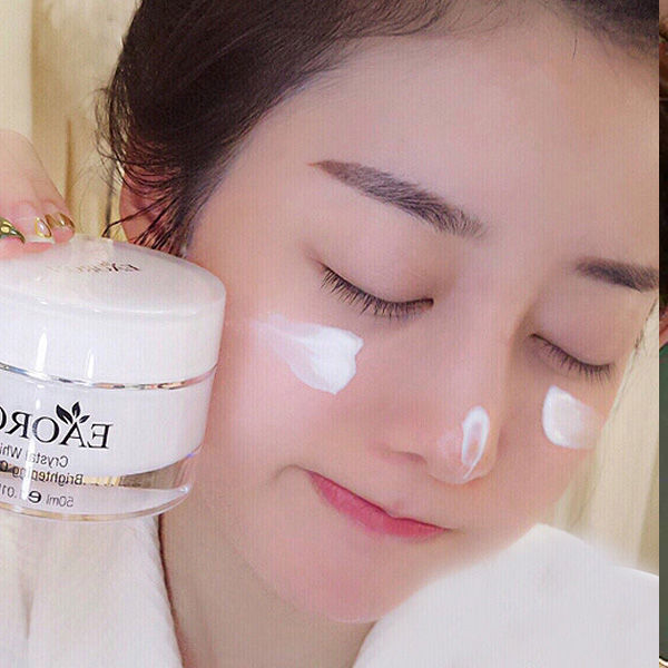 58岁医生秋天护肤窍门:药店29元药膏，用了眼袋、眼纹不找你