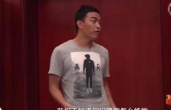 国足队长节目大秀运动功,却被主持人的一句话