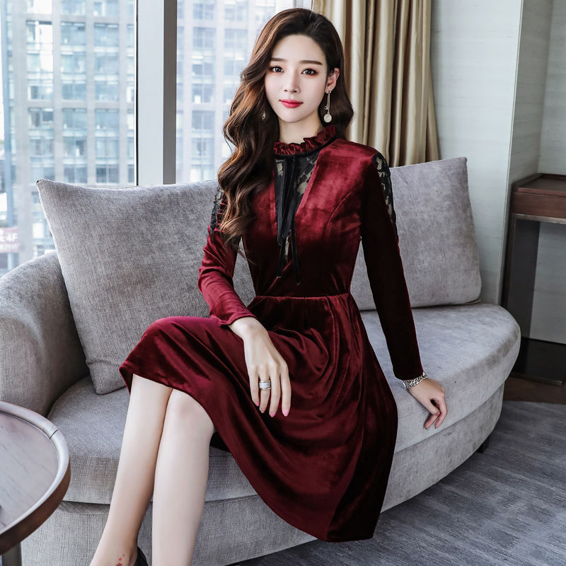 丰满的女人不正经?瞧瞧下面女人穿“蕾丝秋裙”，美嫩女人味十足