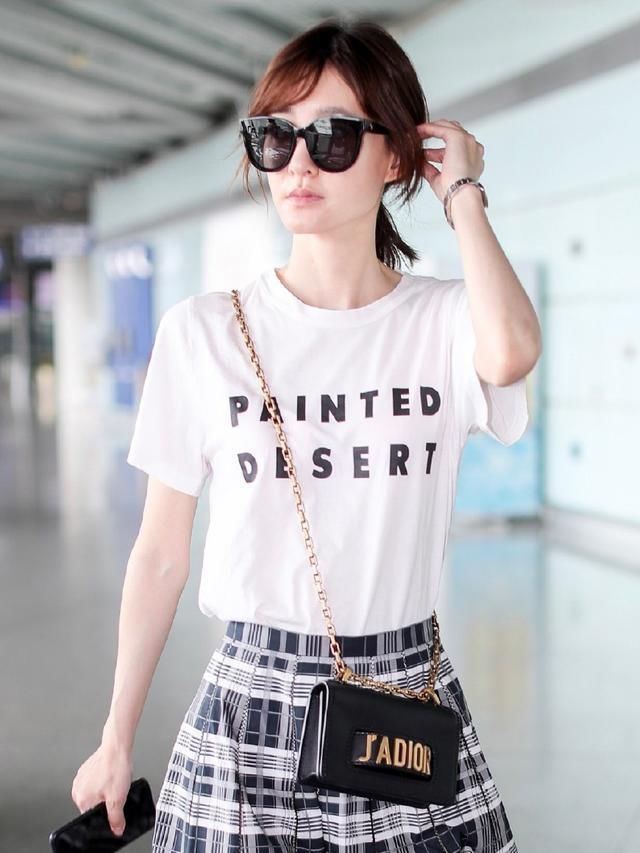 张碧晨的大裤衩，撞上王丽坤的半裙，同是格纹差别可真大!