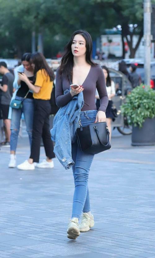 街拍:深v美衬的玉肤美女，街头诠释忧郁之美