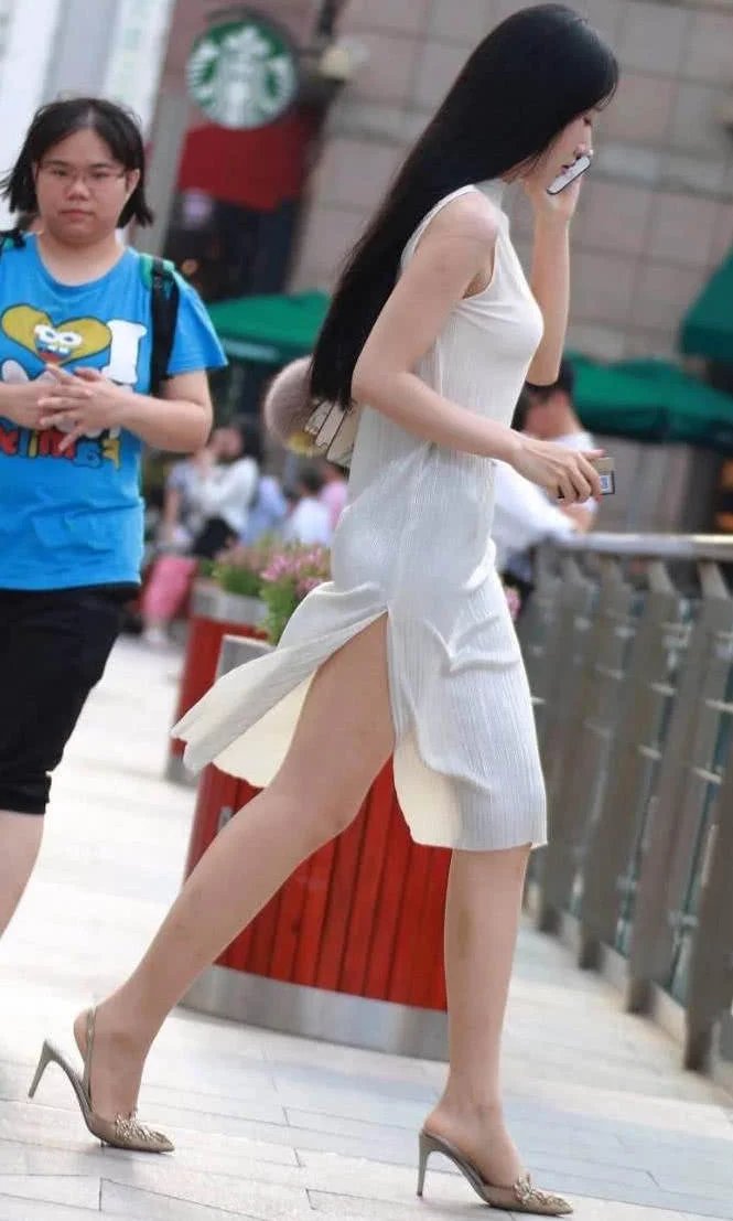 高挑的气质小姐姐旗袍装是她的最爱，包裹出凹凸有致的身材，贴身