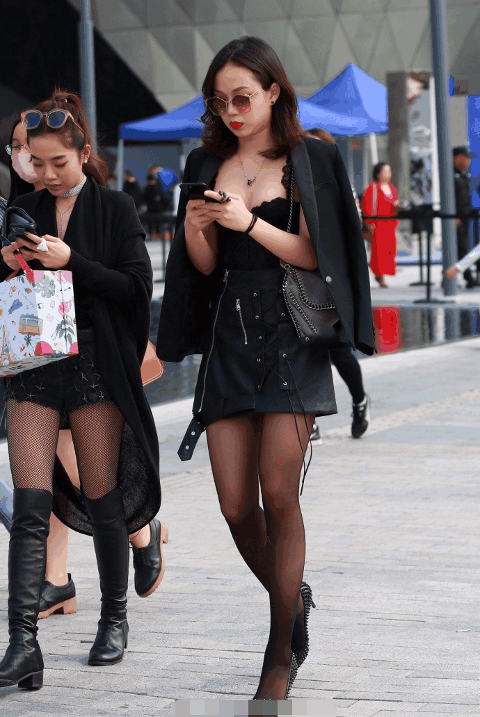 街拍: 白色蕾丝凸显火爆身材, 第三位小姐姐好性感