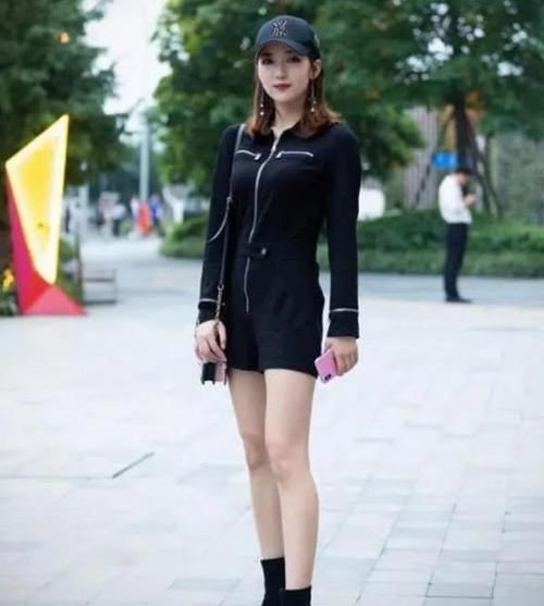  风采■美女时尚街拍：环肥燕瘦的美女，一件粉色吊带配白色短裤，优雅气质风采