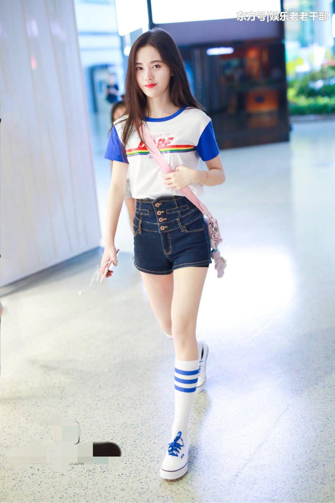 白色T恤+高腰短裤，“四千年美女”鞠婧祎尽显小蛮腰