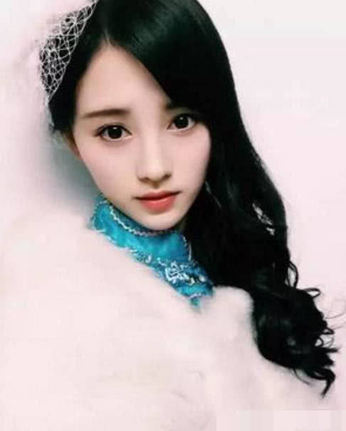 本以为鞠婧祎的旗袍照够显“身材”了,看见程潇的,我沉默了!