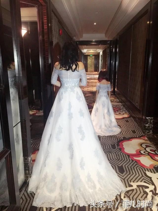 48岁钟丽缇居然这么潮，穿紧身裙秀曲线，眼看被勒得不方便走路了