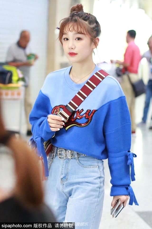 火箭少女“彩虹妹妹”徐梦洁潮装现身，清爽可爱笑容甜美！