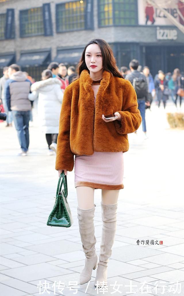  「冷色系」选择彩色高筒靴的美女，搭配出与众不同，更能彰显个性