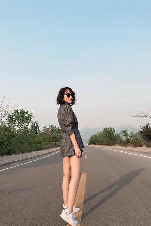 孙耀琦为显腿长牛仔热裤短到大腿根，转身更是惊艳，臀部充满诱惑