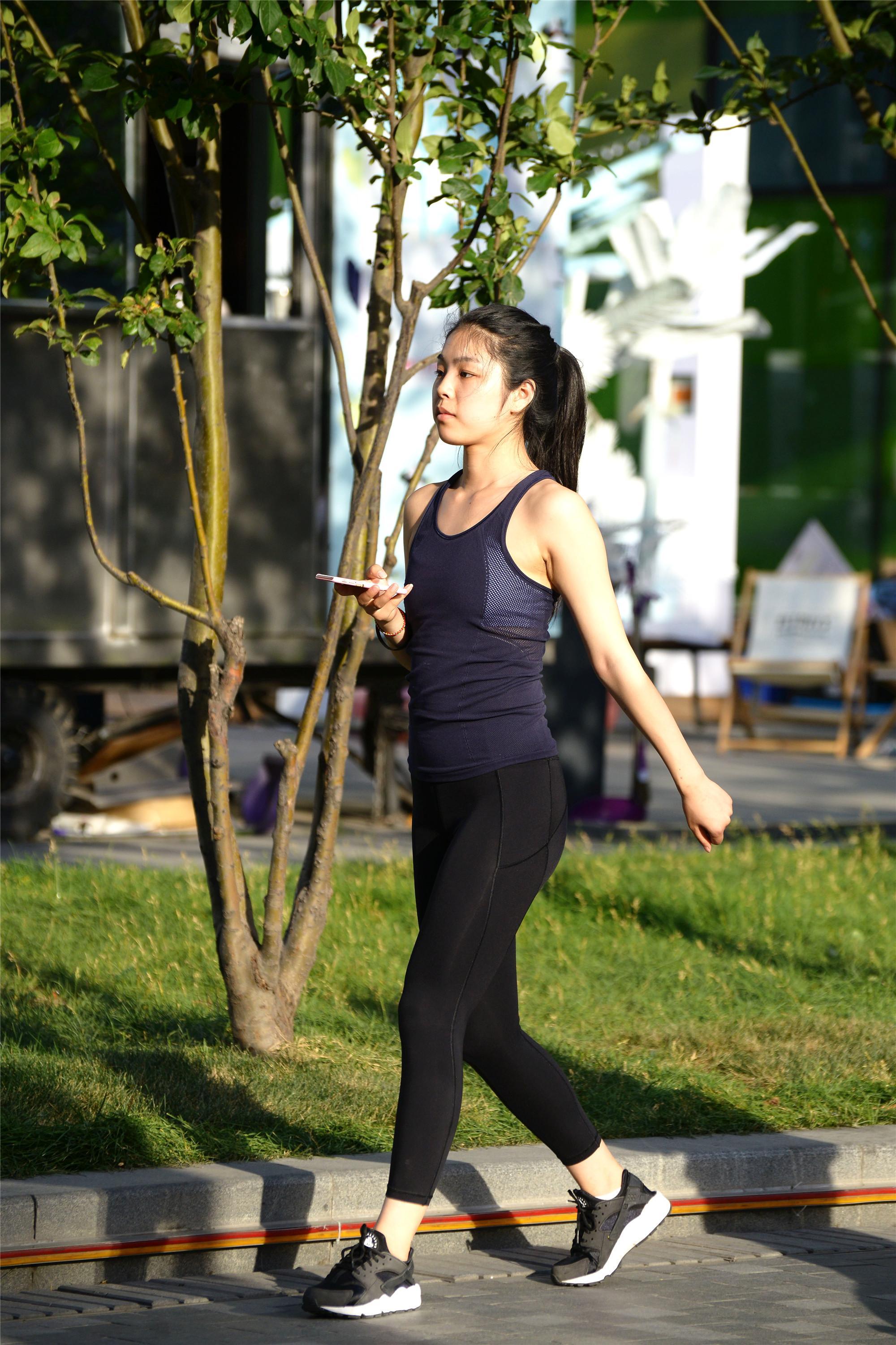 直接穿着瑜伽裤就出门的小姐姐,对自己身材就是这样的自信