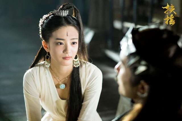 96年小花搭档杨幂出演《扶摇》,除了颜值高衣品更是少女风典范