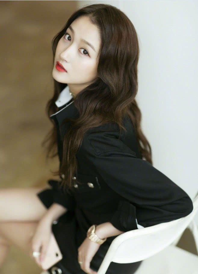 一直被黑的关晓彤穿对了，一袭印花裙美成仙，鹿哥媳妇就是美!