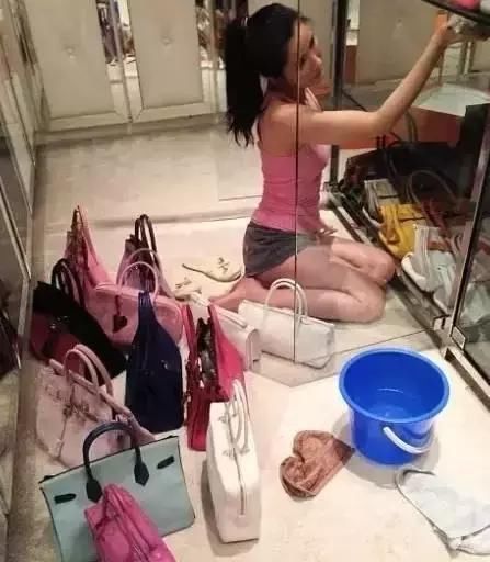 你知道世界上拥有最多爱马仕包包的女人是谁吗?!