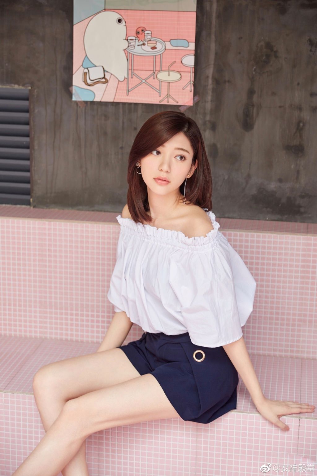 郭雪芙时尚写真，镂空短裙秀出一双白皙美腿 脚也好漂亮