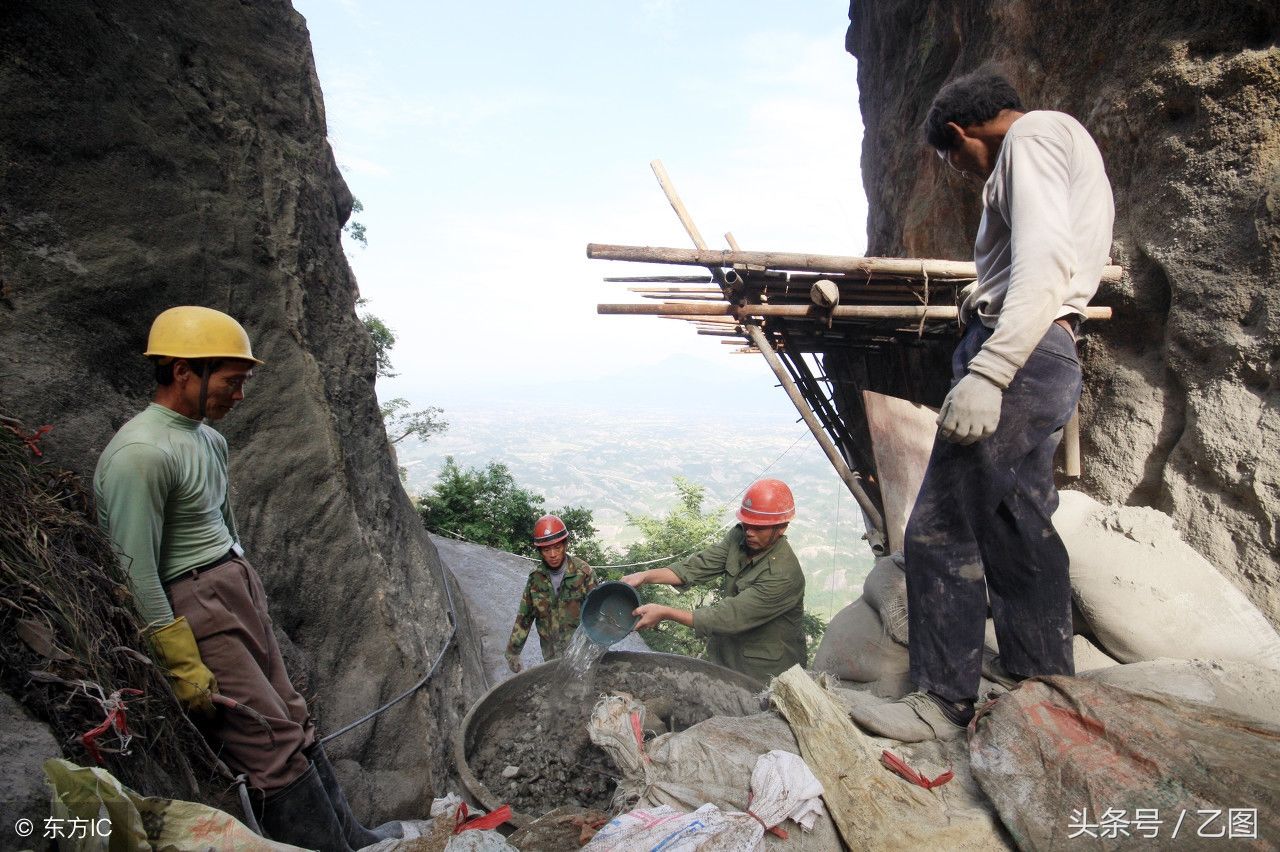 民工兄弟百米悬崖上修栈道，游客看着双腿打颤，他们却如履平地