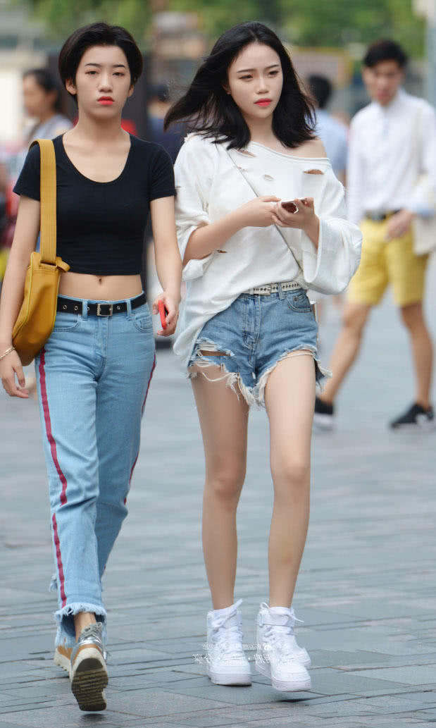 气质小姐姐穿蓝色超短裤秀出完美曲线，一双笔直的美腿很吸睛