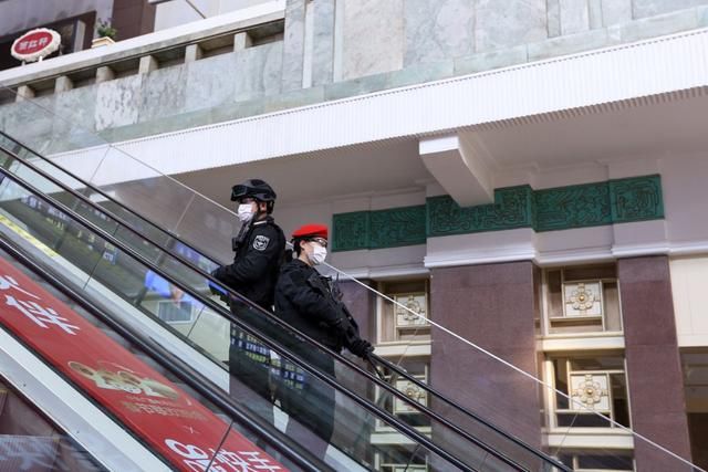  「鲜花」反差萌！当北京站持枪女特警遇上鲜花，竟这么可爱