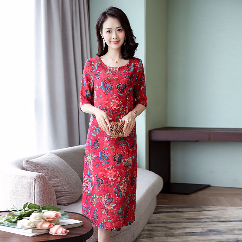 参加旗袍秀的阿姨们，个个身穿旗袍连衣裙，真是一道美丽的风景线