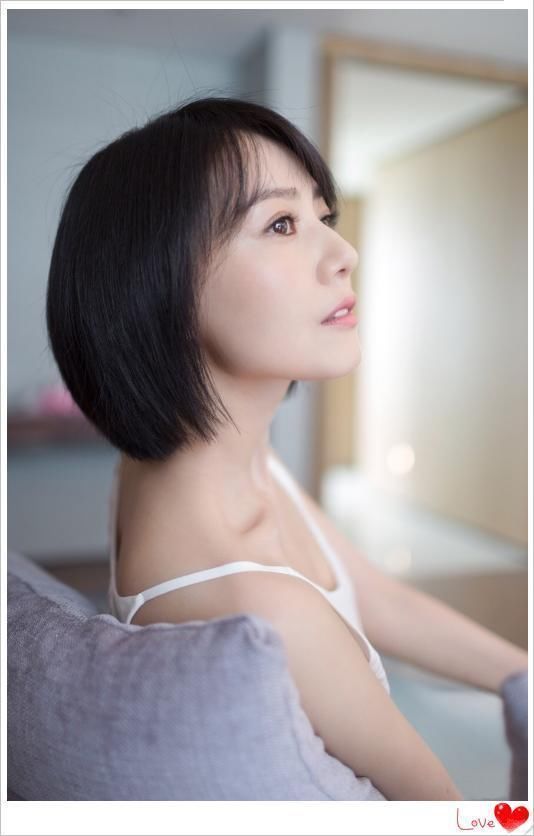 高圆圆换个发型，就38岁嫩回18岁，赵又廷上辈子修了什么福哦!