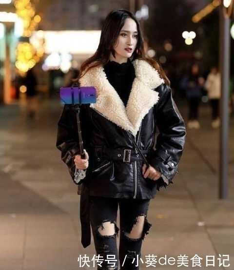 搭配一双黑|街拍:小姐姐的腿真长!穿紧身牛仔裤配高筒靴,看着养眼!