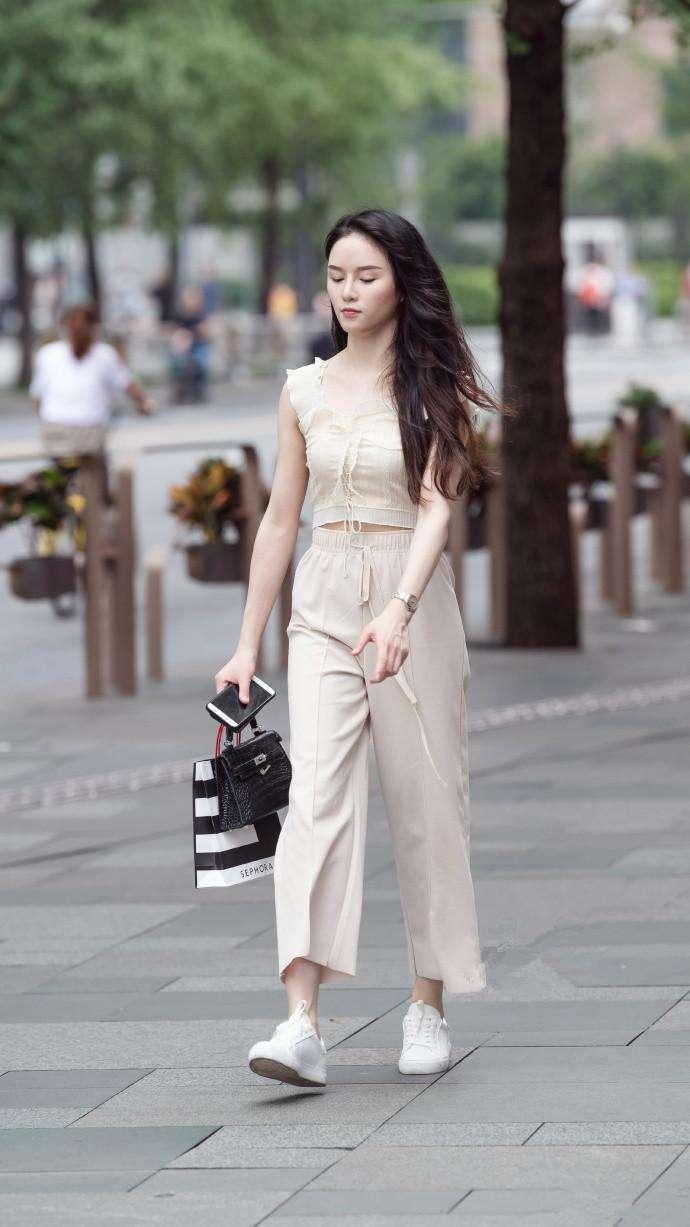 素人街拍:简单搭配却更能凸显美丽容颜，小蛮腰性感！