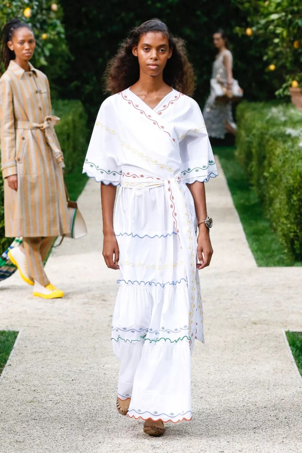 娜扎预测黄铜包边帆布鞋将成爆款，Tory Burch把浪漫融入运动风!