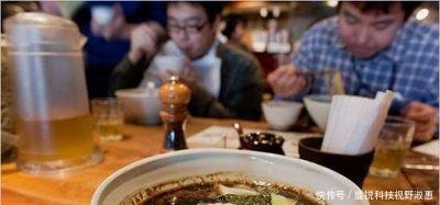 印度游客前来中国, 吃了泡面得知只要5元钱的价格后, 一脸不相信