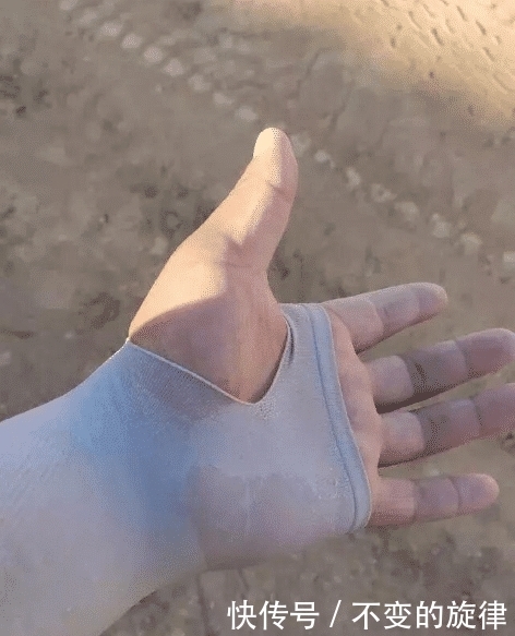 用来:我一直以为这个洞是用来放手指的,直到现在我才发现错了,哈哈哈哈哈哈