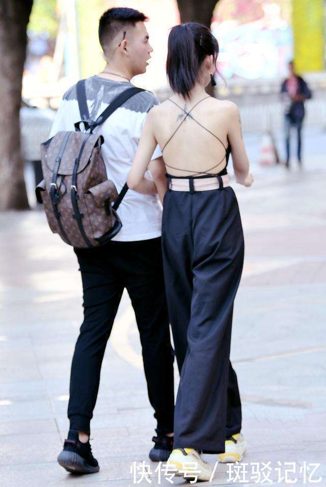 街拍：清纯小姐姐紧身牛仔裤秀出大长腿，简单穿搭走在哪都是焦点