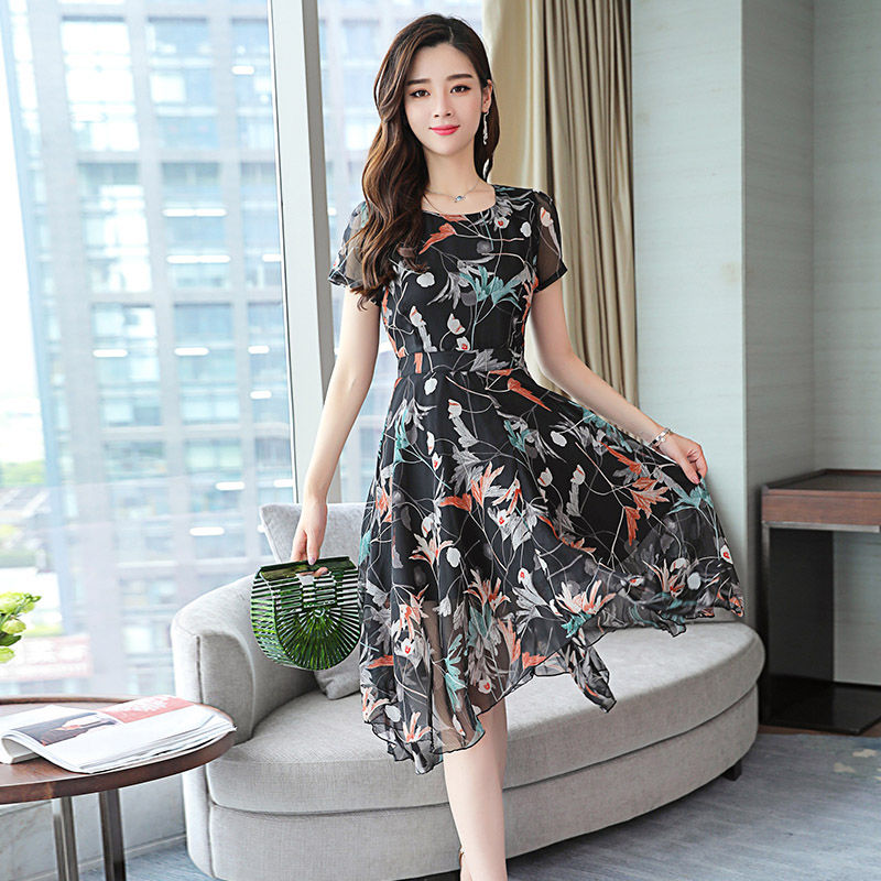 不是我吹，70后女人出门穿这样的美裙，配高跟，高挑迷人有气质