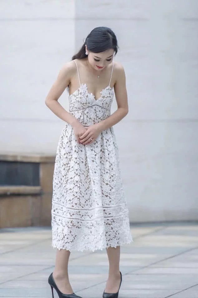 路人街拍：气质小姐姐吊带镂空尽显成熟妩媚，修身的设计勾勒出迷