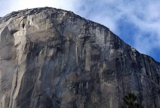 世界上最惊险的房屋：建在900米高空上，翻个身就是悬崖！