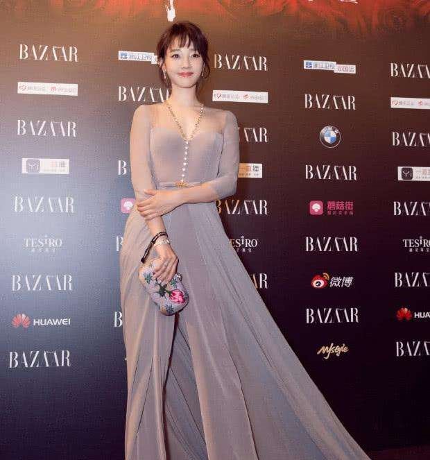 白百何厉害了 把项链缝在衣服上 网友: 离婚后就这么“疯狂”