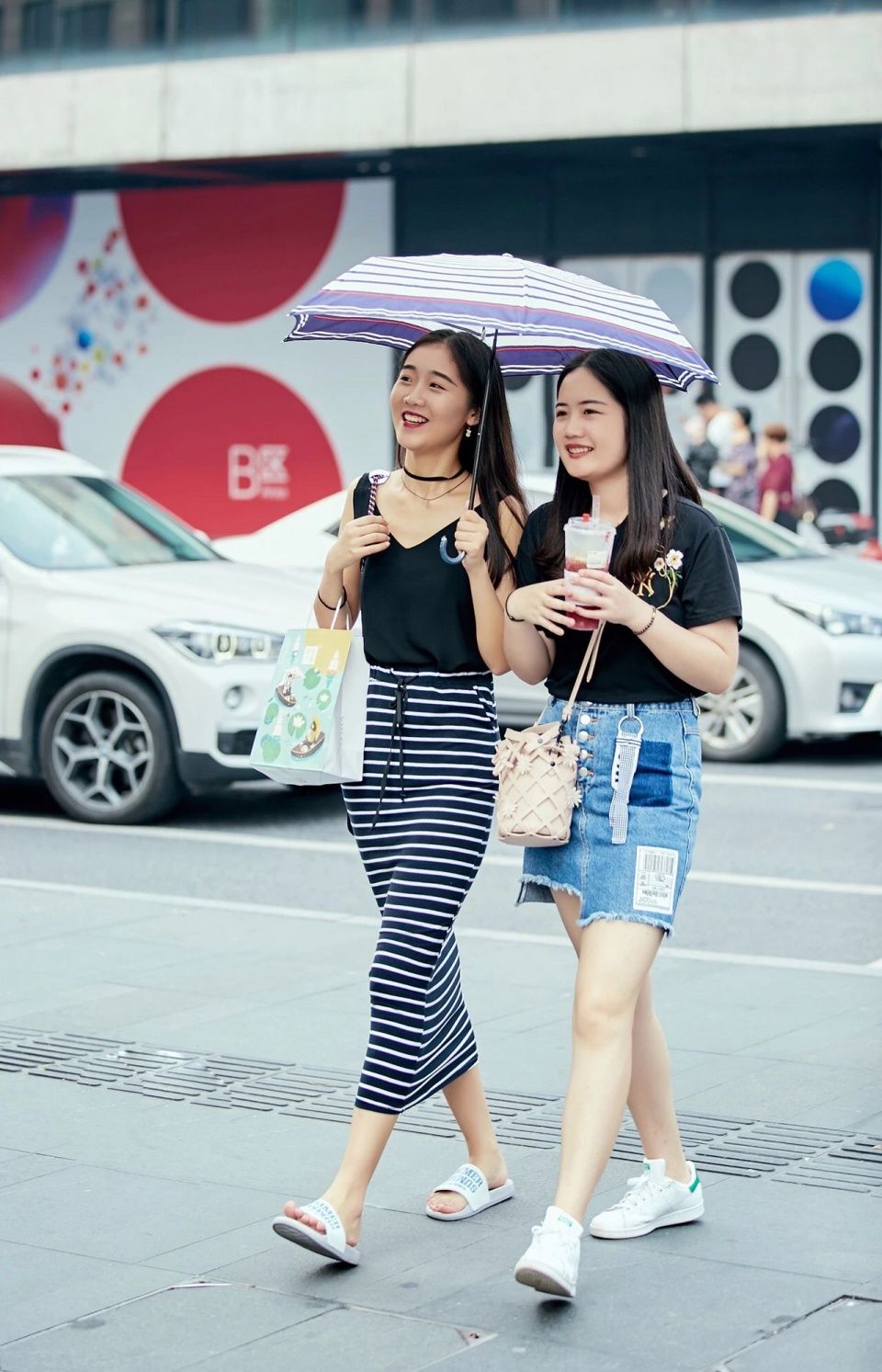 街拍丨连大叔都回头看的小姐姐到底多会穿!