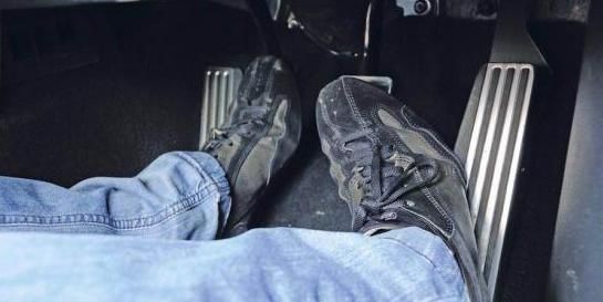 『离合』驾照到手就能开车?教练教的这几个坏毛病得改,否则上路很危险!