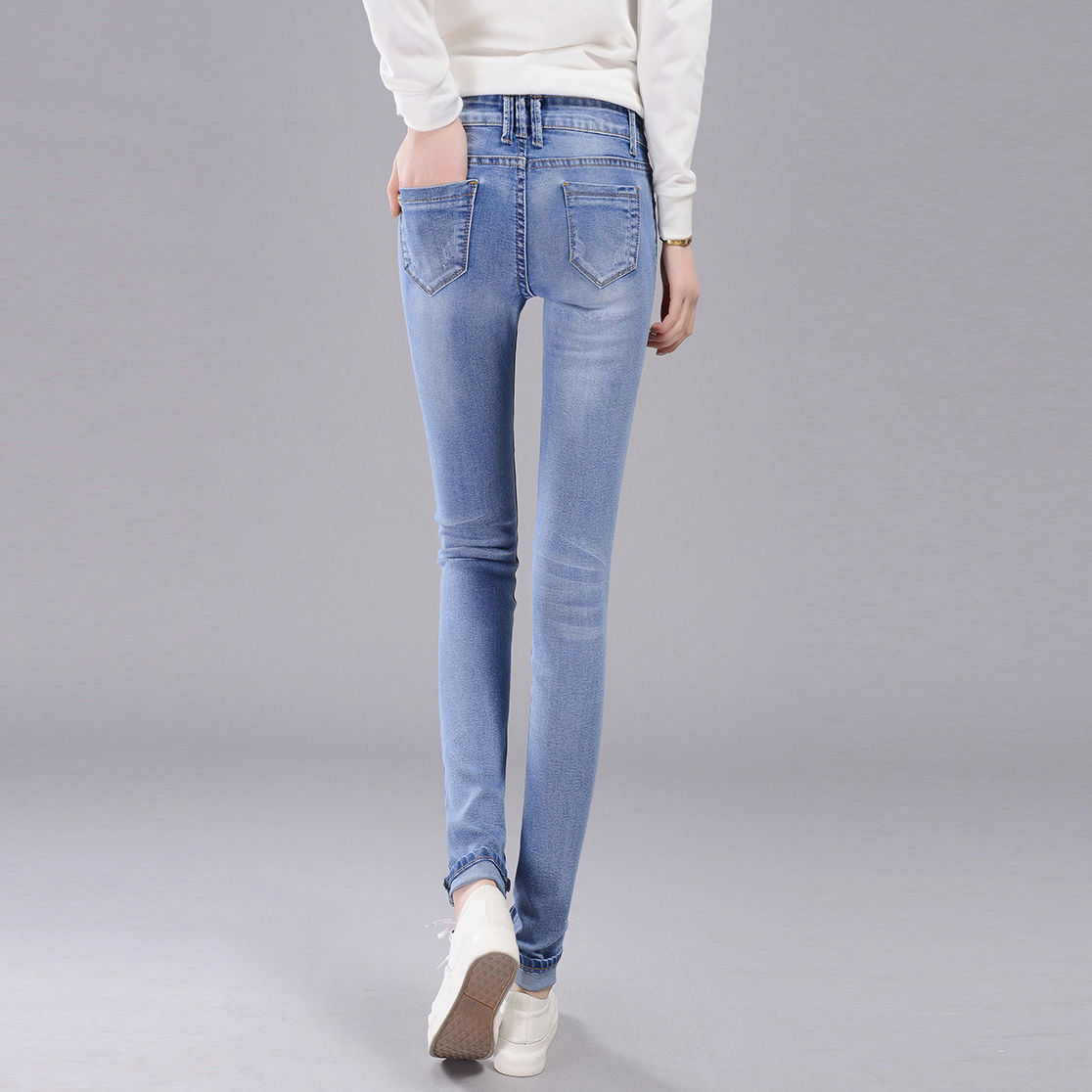 女人奔三以后，别老穿裙子，多穿这样的牛仔裤，显瘦显美特显高