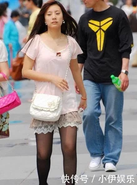 穿着粉色上衣搭配短裙黑丝袜的小姐姐，让路人目瞪口呆，我忍不住