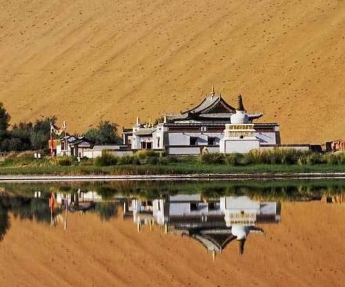 藏在沙漠里的古寺，距今已有百年历史，目前只有一位僧人