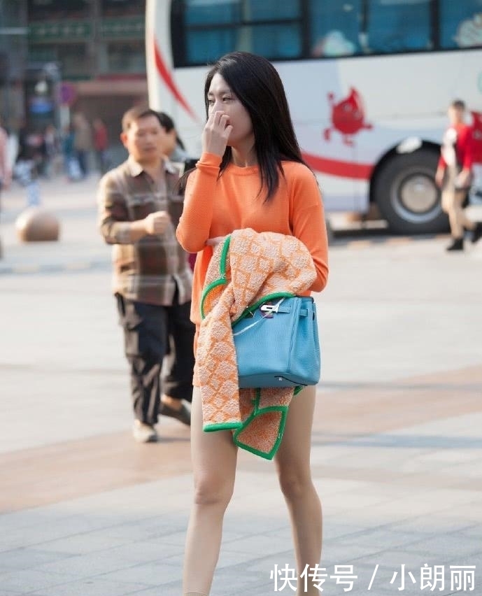打扮|街拍:辣妈这一身橙装打扮,真的是美不胜收!