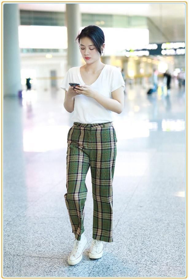 没张韶涵的小蛮腰真别穿紧身T恤，像马思纯一样勒出赘肉就尴尬了