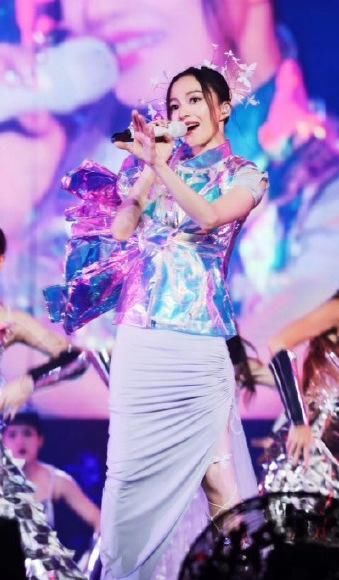 张韶涵身穿一袭灰色收身连衣裙，优雅又迷人，网友:造型美翻了!