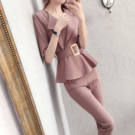 别再穿牛仔裤了，今年流行宽松的小香风套装，7080后穿美醉了