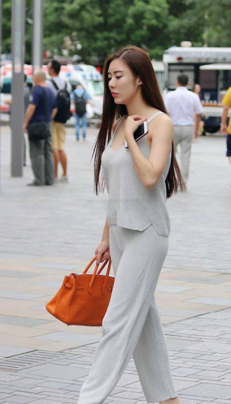 街拍:黑色吊带搭配紧身裤的美女，自信好身材穿出都市女神范!