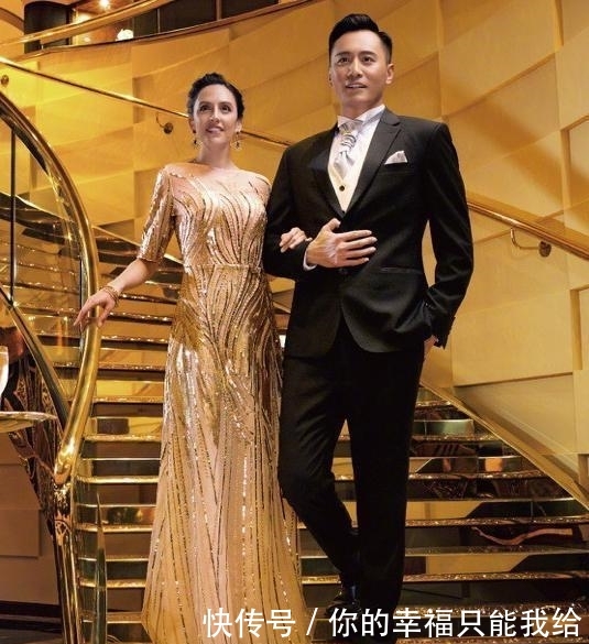 『安娜身穿』刘烨携妻亮相活动,穿西装演绎硬汉帅气,贴心举动暴露甜蜜感情