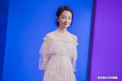 周冬雨为了美太拼了，蕾丝裙惊艳全场，网友：胸部以下全是腿