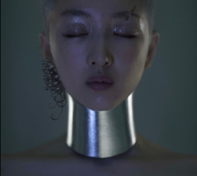 周冬雨银灰寸头视频