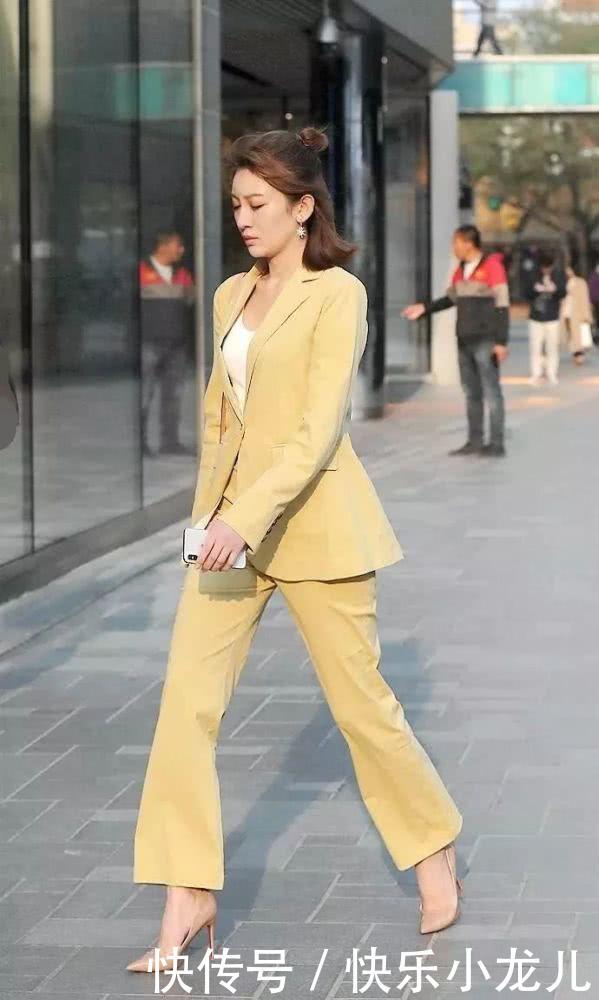  『西装外套』街拍：美女踩着一双尖头的高跟鞋走在路上，显得更加的摩登