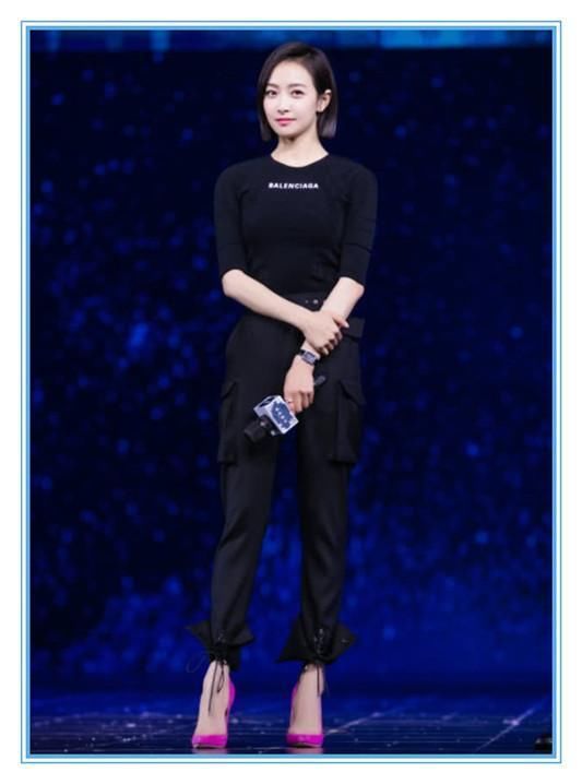 丝巾系脖子上已经过时了？宋茜直接挂裤子上，简直时髦到刮目相看