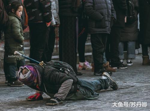 八廓街随拍：拉萨街头那些转经磕长头的人不工作不上学吗？
